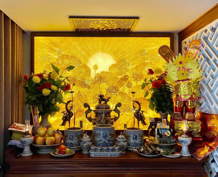 bàn thờ gỗ và đèn thờ hoa sen